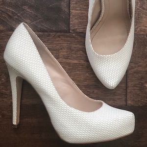 BCBG Generation White high hills size 8.5 like new